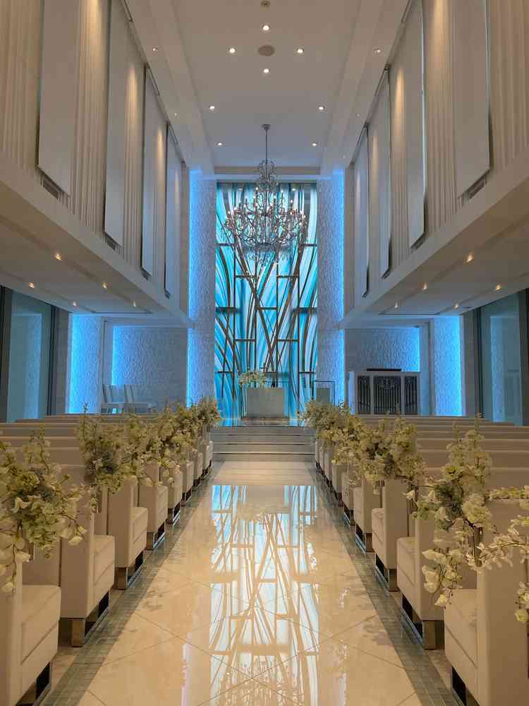 写真で見ていた以上にチャペルが幻想的で感動しました。両サイドに流れる滝が映画のように感じました。