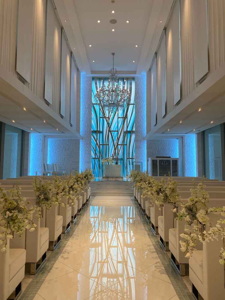 写真で見ていた以上にチャペルが幻想的で感動しました。両サイドに流れる滝が映画のように感じました。