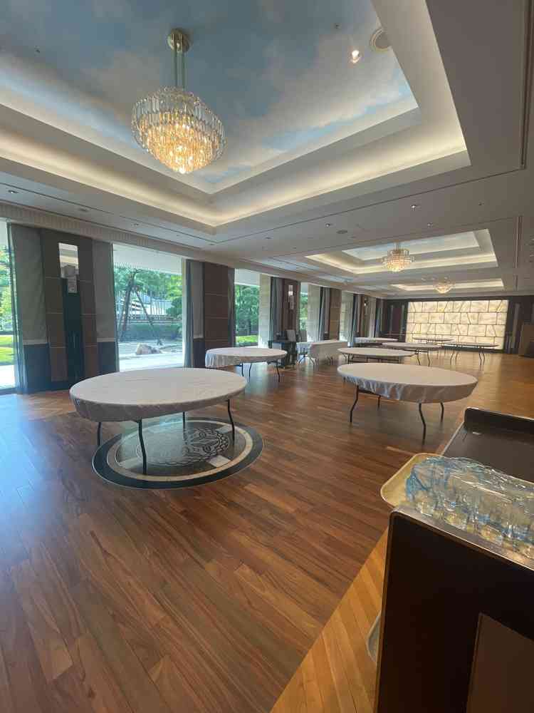 披露宴会場。実際の模擬などはありませんでしたが庭園が綺麗でした。