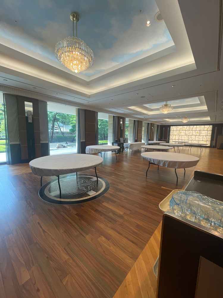 披露宴会場。実際の模擬などはありませんでしたが庭園が綺麗でした。