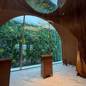 チャペル。この日は天気が雪だったがそれでも明るいチャペルを見ることができ、天候の不安がなくなった。