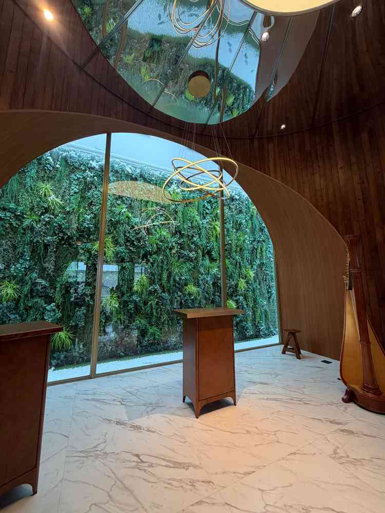 チャペル。この日は天気が雪だったがそれでも明るいチャペルを見ることができ、天候の不安がなくなった。