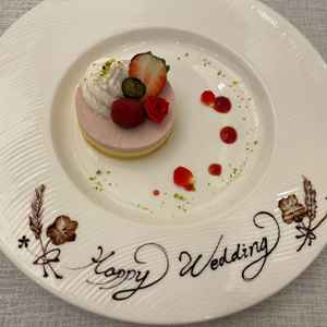 試食会のデザート。いちごムースのケーキはスポンジが柔らかくクリームも濃厚でとても美味しかった。