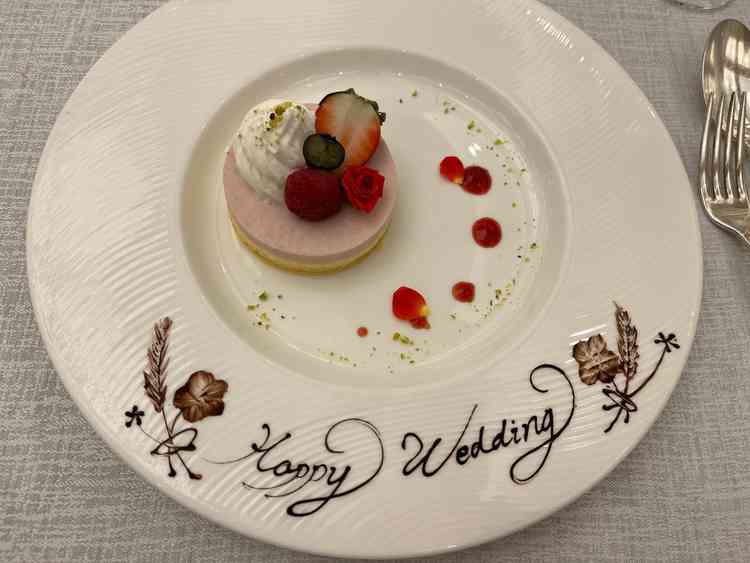 試食会のデザート。いちごムースのケーキはスポンジが柔らかくクリームも濃厚でとても美味しかった。