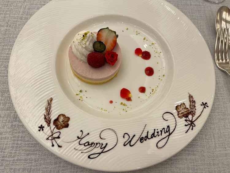 試食会のデザート。いちごムースのケーキはスポンジが柔らかくクリームも濃厚でとても美味しかった。