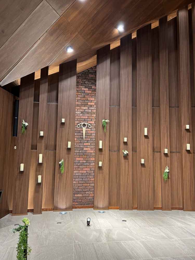 挙式会場のザ・トリニティー。木目調の内装はとてもモダンで素敵な印象でした。