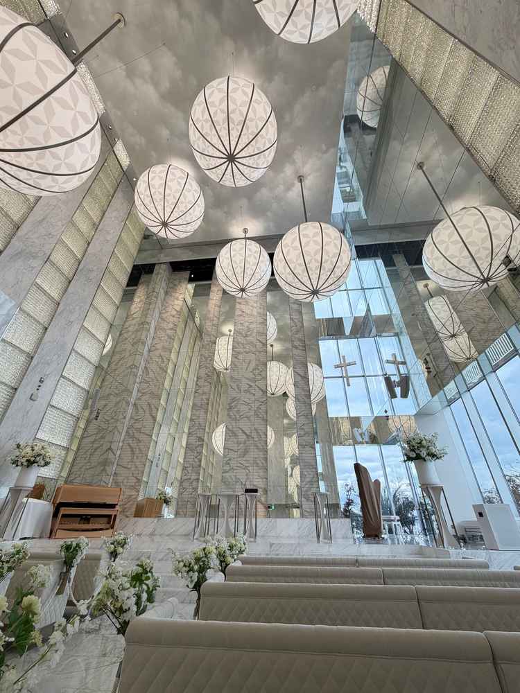 挙式会場は天井が高く広く感じることができ、キラキラで素敵でした。