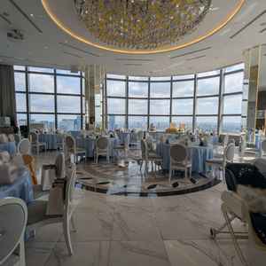 窓一面に東京ならではの景色が見渡せる開放感のある円型の披露宴会場