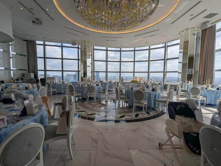 窓一面に東京ならではの景色が見渡せる開放感のある円型の披露宴会場