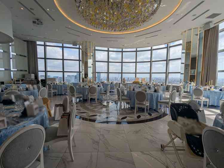 窓一面に東京ならではの景色が見渡せる開放感のある円型の披露宴会場