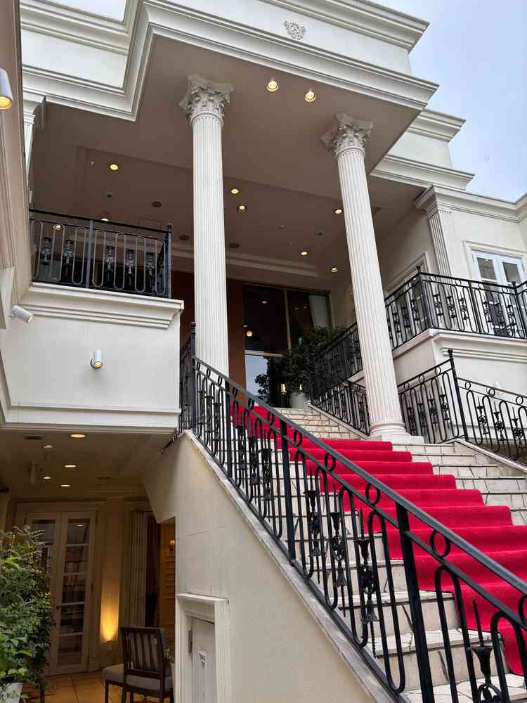 チャペルへ続く階段、下部にはベルがあった。人数が多いと手狭かもしれない