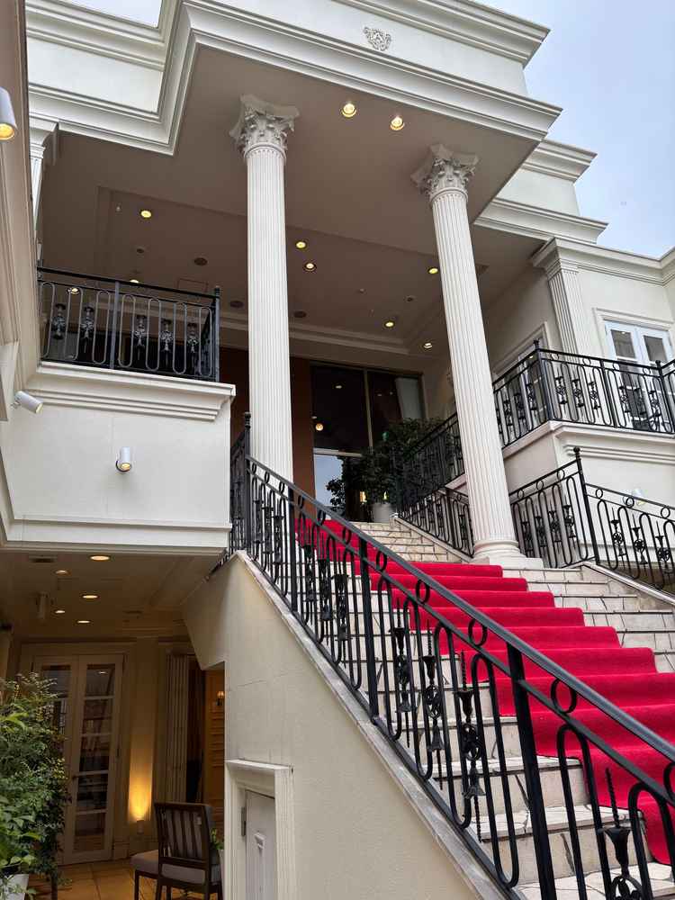 チャペルへ続く階段、下部にはベルがあった。人数が多いと手狭かもしれない