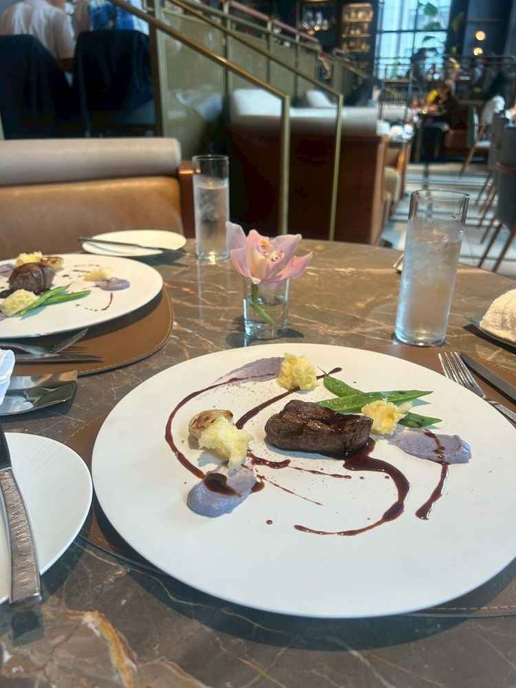 試食した料理です。今まで食べたステーキの中でも格段に美味しいと感じ、他の料理も楽しみです！