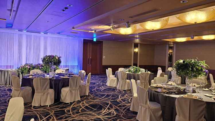 披露宴会場｢プロミネンス｣の写真。天井が高く、広々とした空間でした。