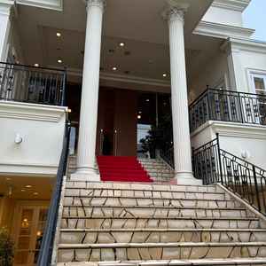 フラワーシャワーができるチャペルからの階段写真