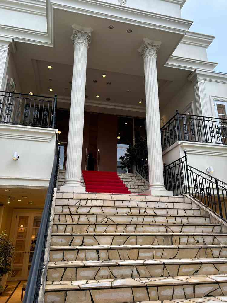 フラワーシャワーができるチャペルからの階段写真