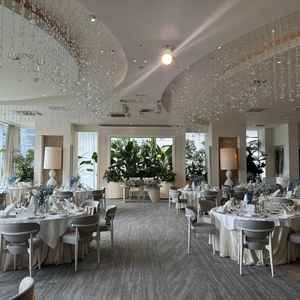 大きい窓と噴水がある披露宴会場①