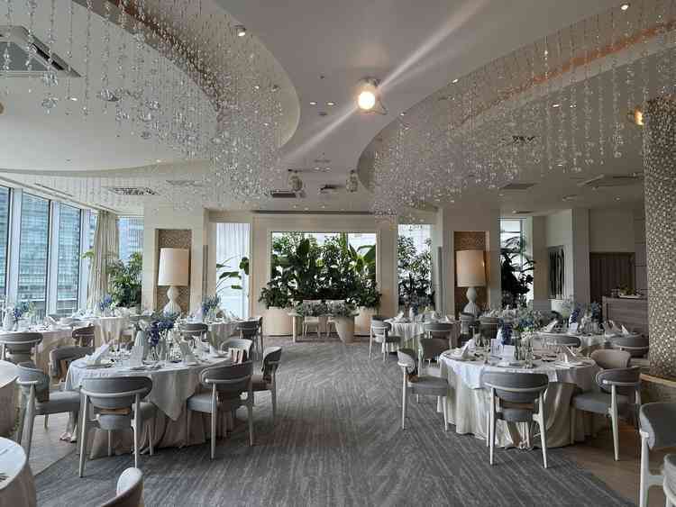 大きい窓と噴水がある披露宴会場①