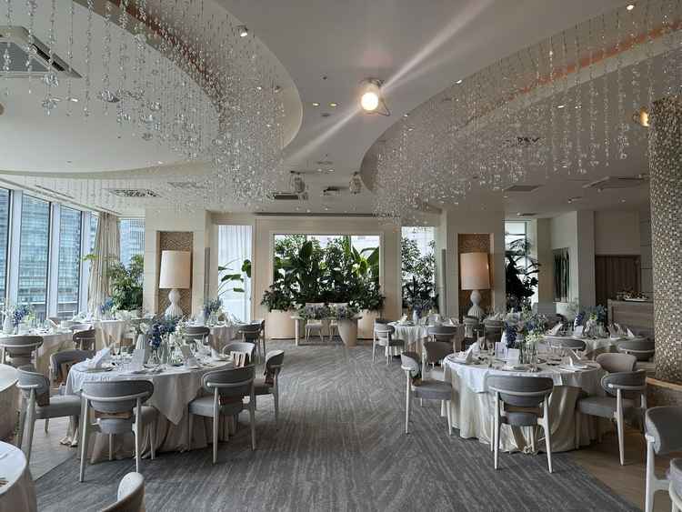 大きい窓と噴水がある披露宴会場①