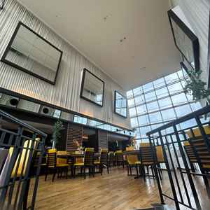 披露宴会場の天井が高い