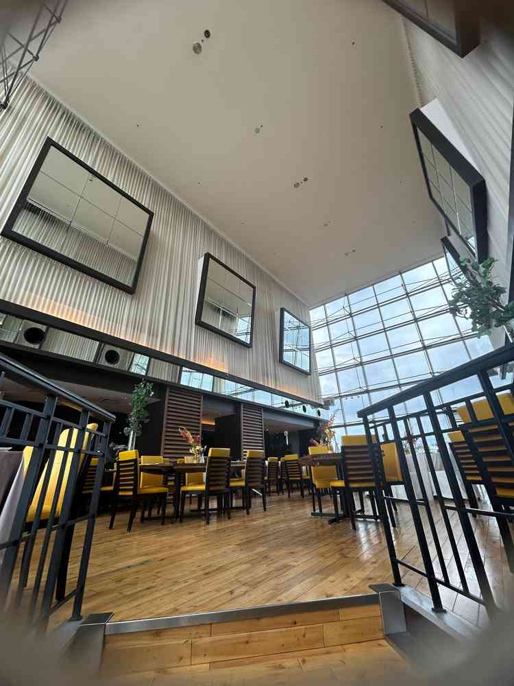 披露宴会場の天井が高い