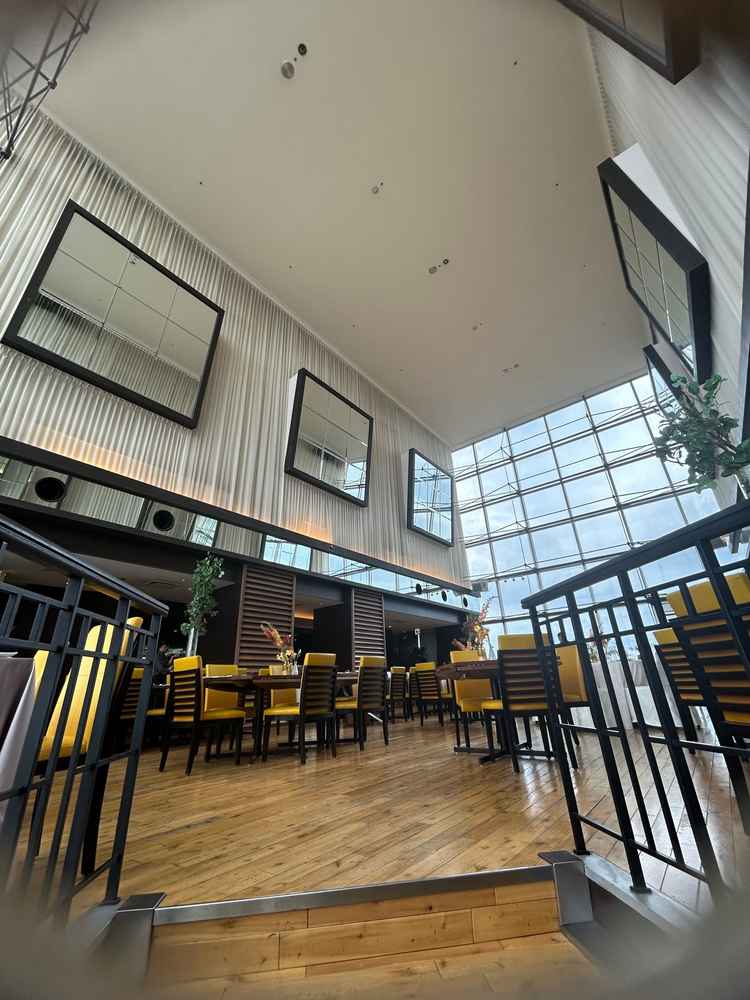 披露宴会場の天井が高い