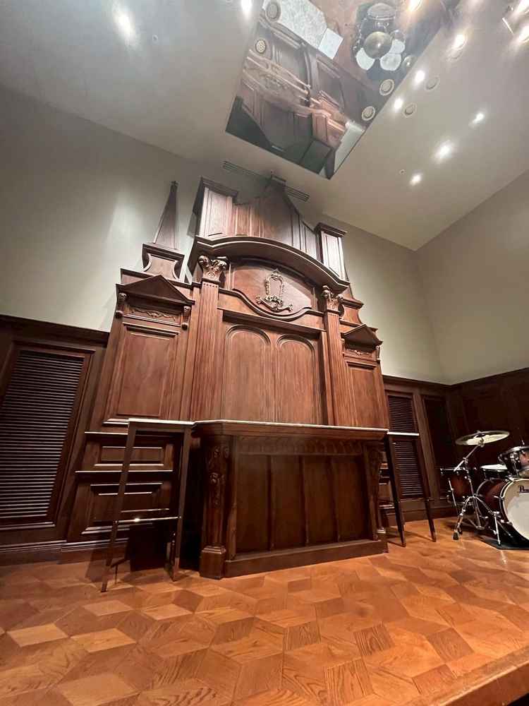 挙式会場正面です。写真で見る以上に素敵で他にないかっこいい雰囲気でした。