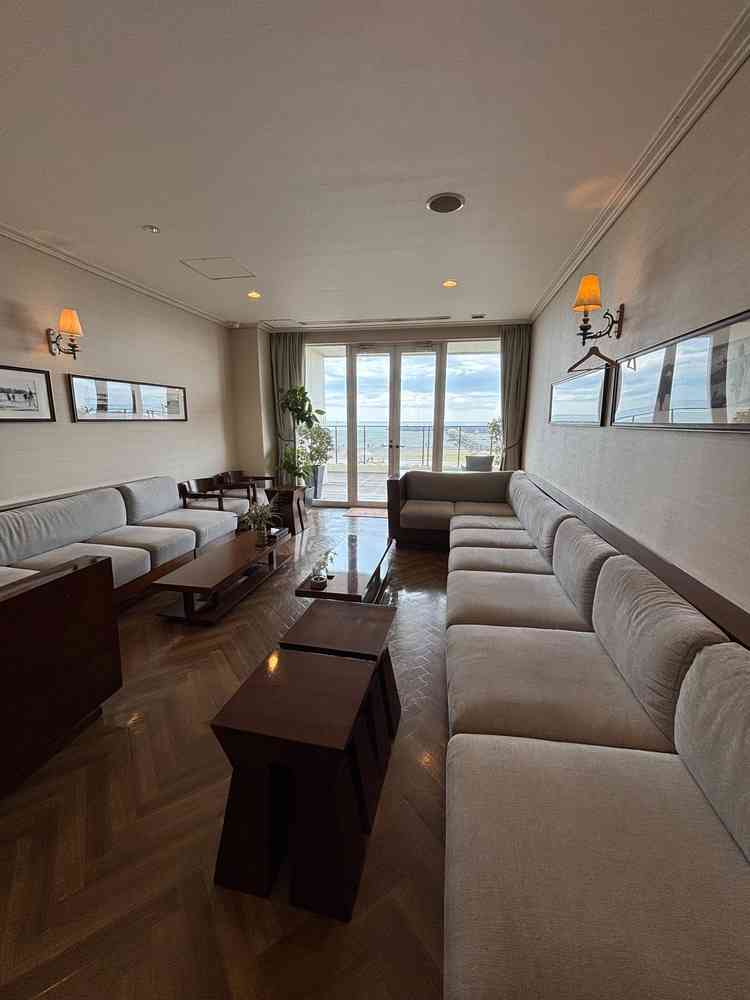 控室も広く、ゆったりと待つことができます。海が見えてとても開放的でした。