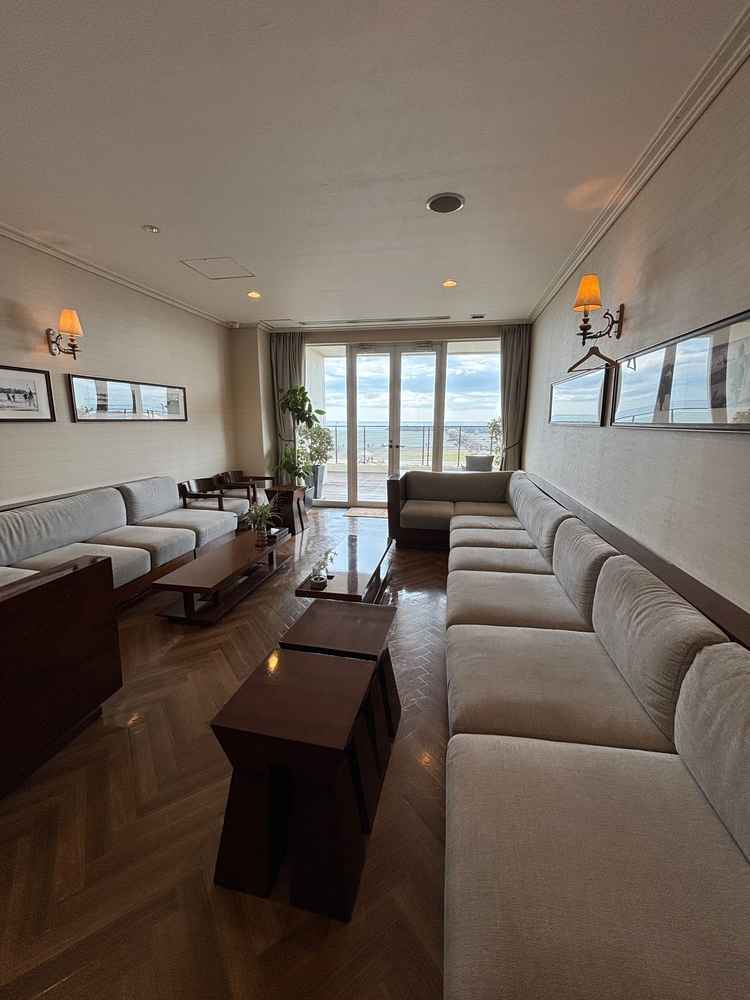 控室も広く、ゆったりと待つことができます。海が見えてとても開放的でした。