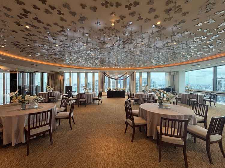 披露宴会場。開放的な雰囲気でした。また、オープンキッチンスタイルとなっていました。