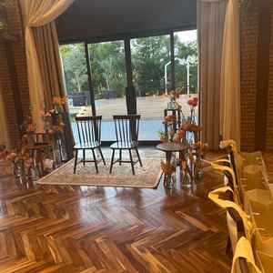 自分達が座る席で色々お花がありイメージが湧く演出でした。