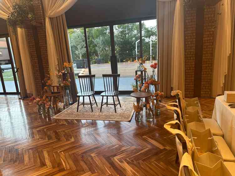 自分達が座る席で色々お花がありイメージが湧く演出でした。