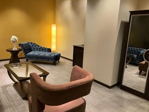 新郎新婦の待機する部屋です。ソファがふかふかでとても綺麗で過ごしやすかったです。