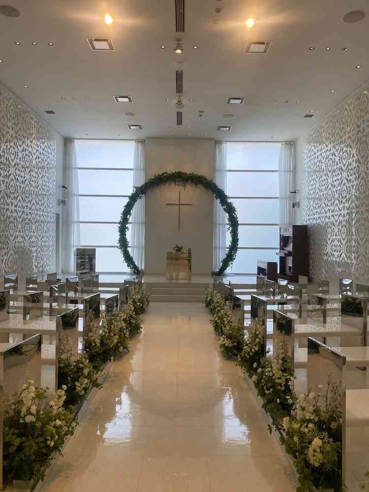 白を基調としたチャペル。鏡が多く使われている。