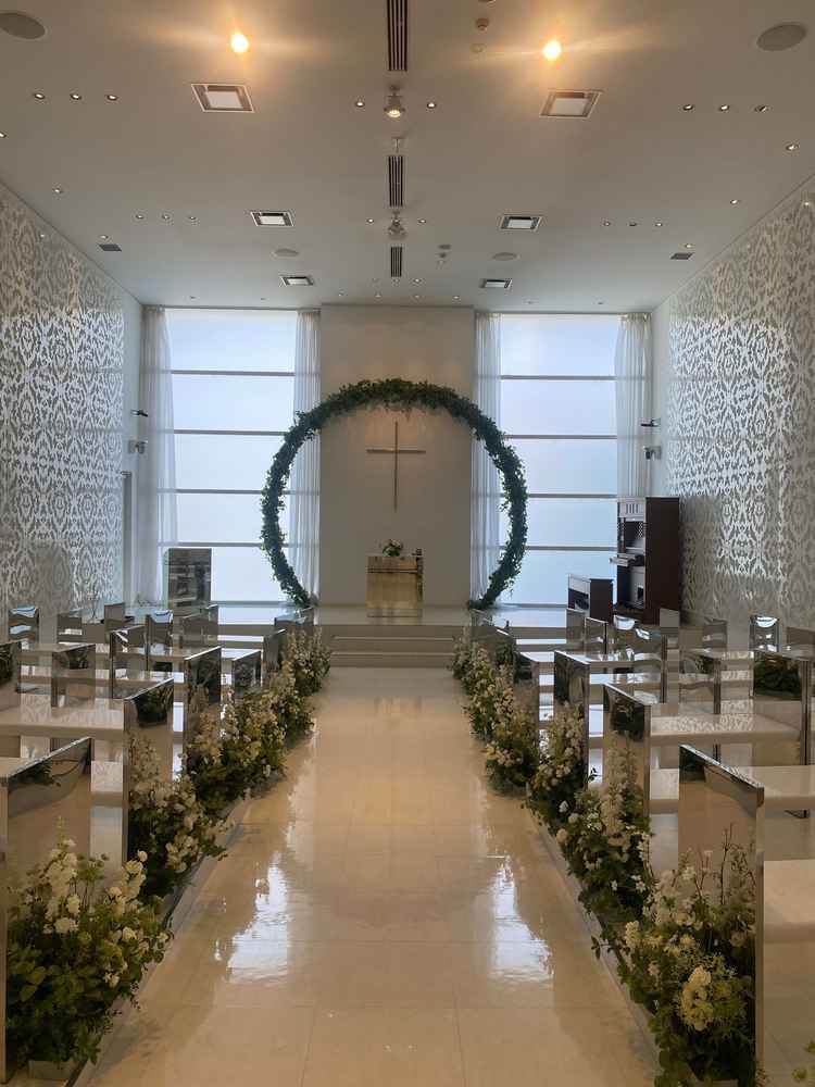 白を基調としたチャペル。鏡が多く使われている。