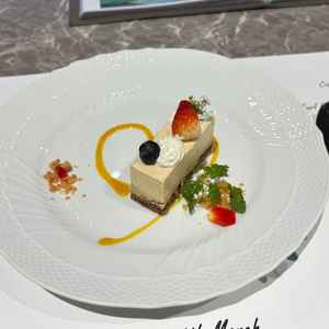 デザートです。マンゴーソース掛けきな粉のムースケーキ