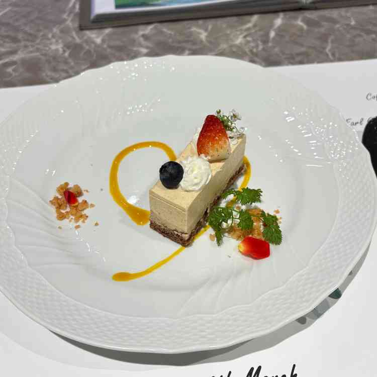 デザートです。マンゴーソース掛けきな粉のムースケーキ