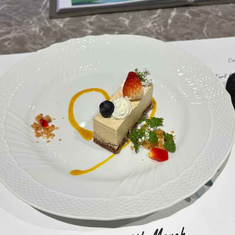 デザートです。マンゴーソース掛けきな粉のムースケーキ