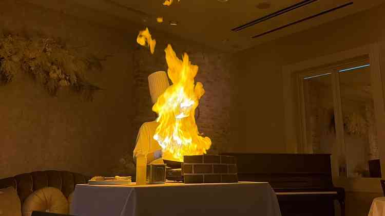 BGMとともにお肉を焼く演出。かっこよくて素晴らしい演出だと思いました