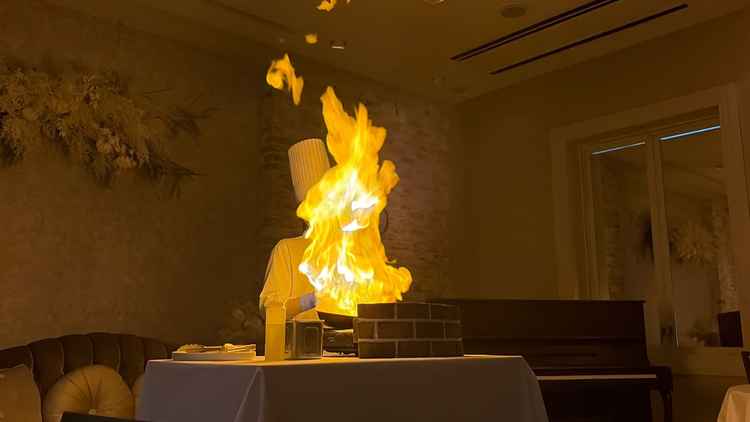 BGMとともにお肉を焼く演出。かっこよくて素晴らしい演出だと思いました