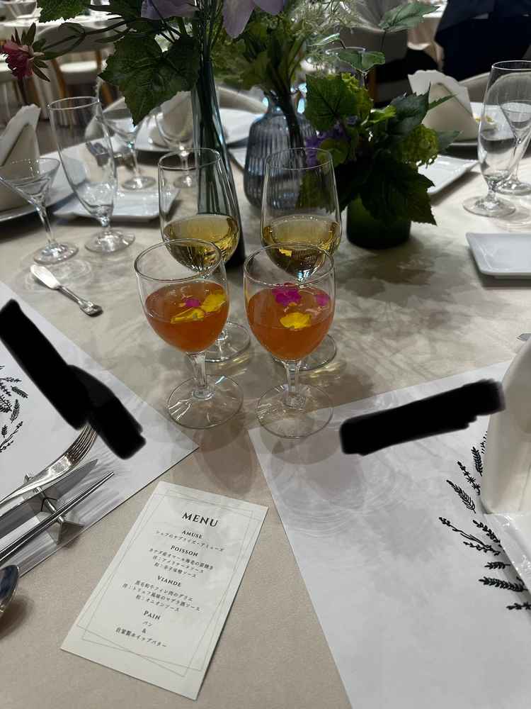 試食会での写真。ウェルカムパーティーでのドリンクを試飲でき、美味しかったです。