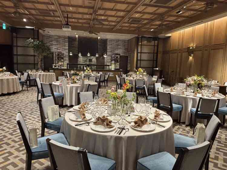 地下1階にある披露宴会場です。こちらは基本70名からのご利用が推奨されるとのことです。