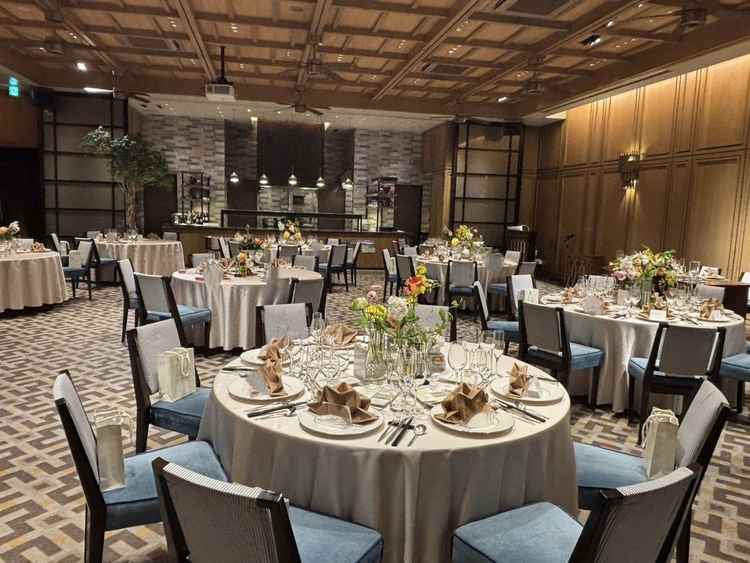 地下1階にある披露宴会場です。こちらは基本70名からのご利用が推奨されるとのことです。