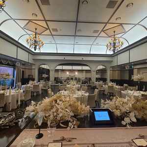 披露宴会場はとにかく大きく豪華で良かったです。階段からの登場も憧れる感じでした。