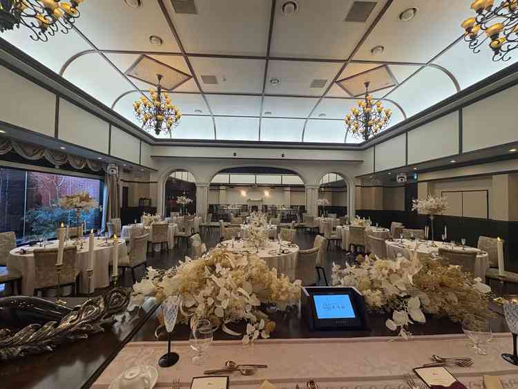 披露宴会場はとにかく大きく豪華で良かったです。階段からの登場も憧れる感じでした。