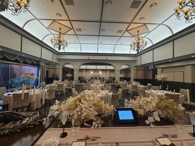 披露宴会場はとにかく大きく豪華で良かったです。階段からの登場も憧れる感じでした。