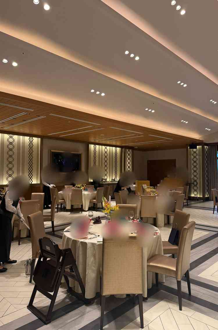 ランウェイ型の披露宴をしたいとお願いしていて入り口から真っ直ぐ席へ移動できる会場を案内してもらった