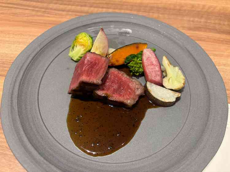 披露宴会場ごとにキッチンがあり、それぞれ調理すると説明がありました。