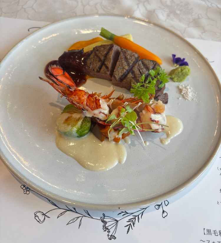 彩りもよく、お肉や海老が美味しかったです！白のソースが好みの味でした。万人受け間違いなしです。