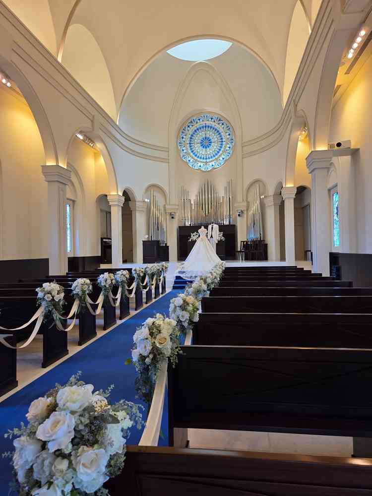 天井が高く音が響きあい、安らぎと落ち着きのあるチャペルでした。壁に投影して映像を流すこともできます。